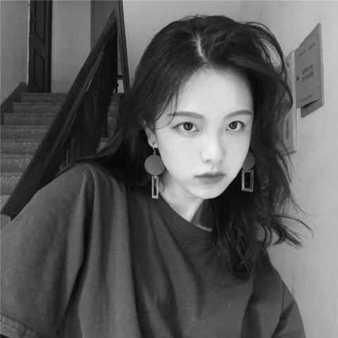 24张高清伤感意境黑白女生头像 氛围感拉满