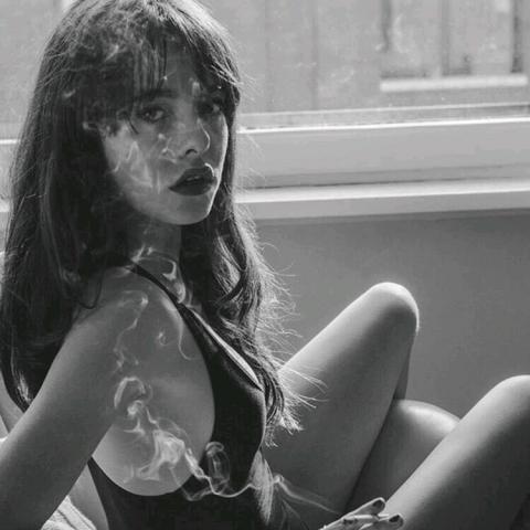 女生霸气抽烟头像合集 21张高清好看的头像素材