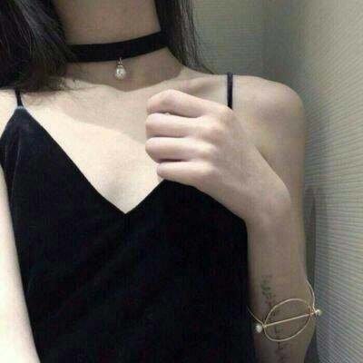 高清露锁骨女生头像合集 18张好看的性感锁骨头像