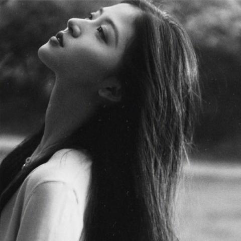 24张高冷伤感黑白女生头像 高清冷酷忧伤款合集