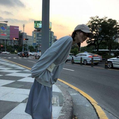 36张高清潮流女生街拍头像 时尚感拉满的美女头像合集