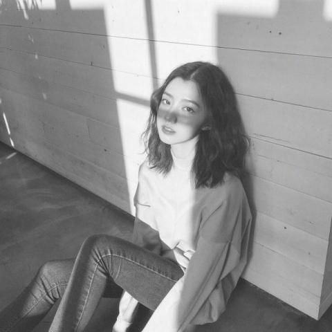 24张高冷伤感黑白女生头像 高清冷酷忧伤款合集