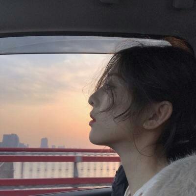 13张女生仰望天空的高清唯美头像 氛围感拉满