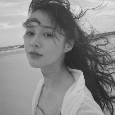 23张高清霸气女生黑白头像 氛围感直接拉满