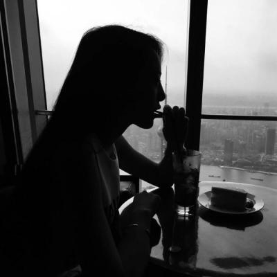 17张高清黑白高冷女生QQ头像 自带悲伤氛围感