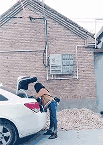 没大长腿别轻易一字马关后备箱