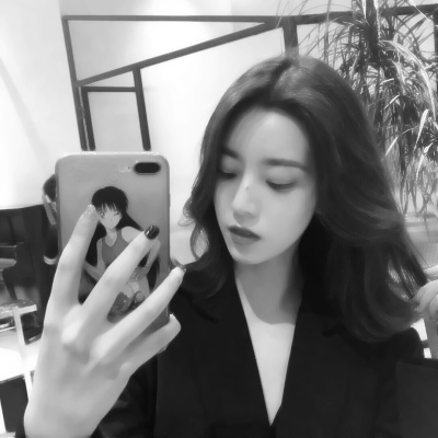 25张高清黑白高冷女生头像 氛围感拉满的时尚头像精选