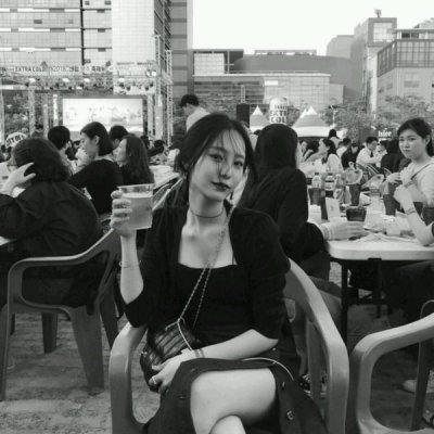 13张高清无文字黑白伤感女生QQ头像合集