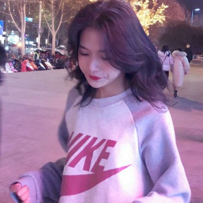 不想用烂大街款？26张有格调的女生微信头像来了