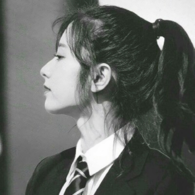 12张高清超酷黑白女生头像 直接存就能用