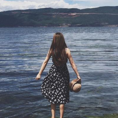 20张高清海边女生背影头像 适合当微信头像的氛围感美图