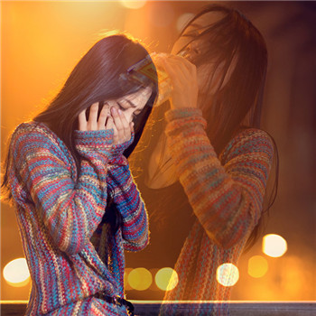 深夜街头买醉的女生伤感喝酒头像 共8张高清图