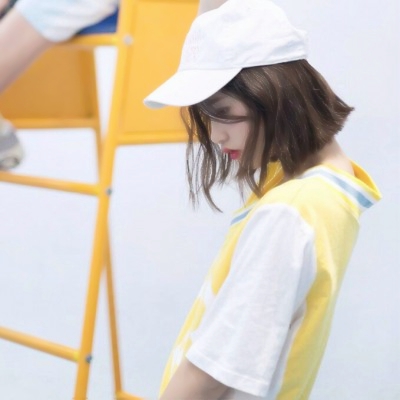 24张高清女生眼神迷茫头像合集