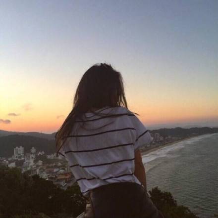 女生带风景背影头像合集 14张高清微信QQ可用