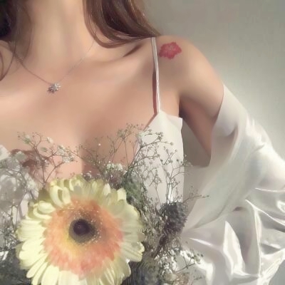 女生露锁骨头像合集 24张带点性感氛围感的女生头像