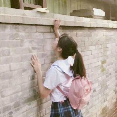 11张高清好看的背包女生背影头像合集