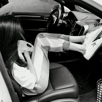 13张高清无文字黑白伤感女生QQ头像合集