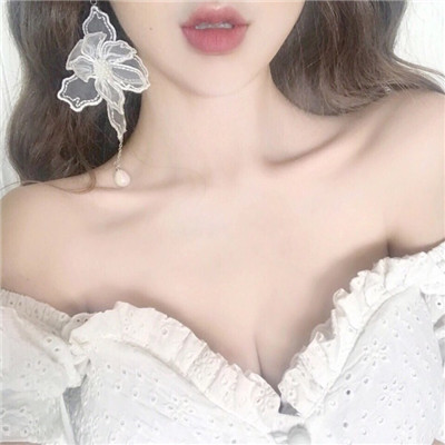 不露脸也能氛围感拉满！18张高清露锁骨女生性感头像合集