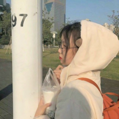 20张高清可爱风圆框眼镜女生头像合集