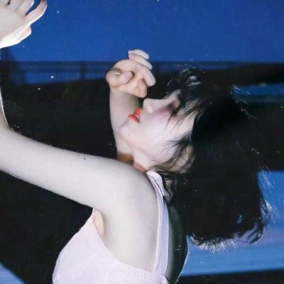 36张清新蓝色系女生微信头像 高清无水印合集