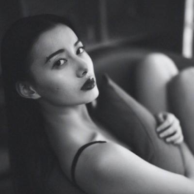 女生冷漠黑白头像 18张高清好看的孤傲款头像合集