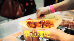 深夜刷到这套表情包！熬夜党用来“报复社会”的深夜美食问候包