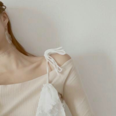 女生露锁骨头像合集 24张带点性感氛围感的女生头像