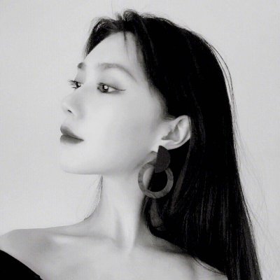 18张高清高冷气质女生黑白头像合集