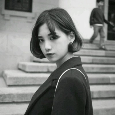 12张高清超酷黑白女生头像 直接存就能用