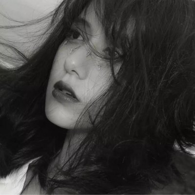18张高清黑白女生头像合集 质感拉满的氛围感头像