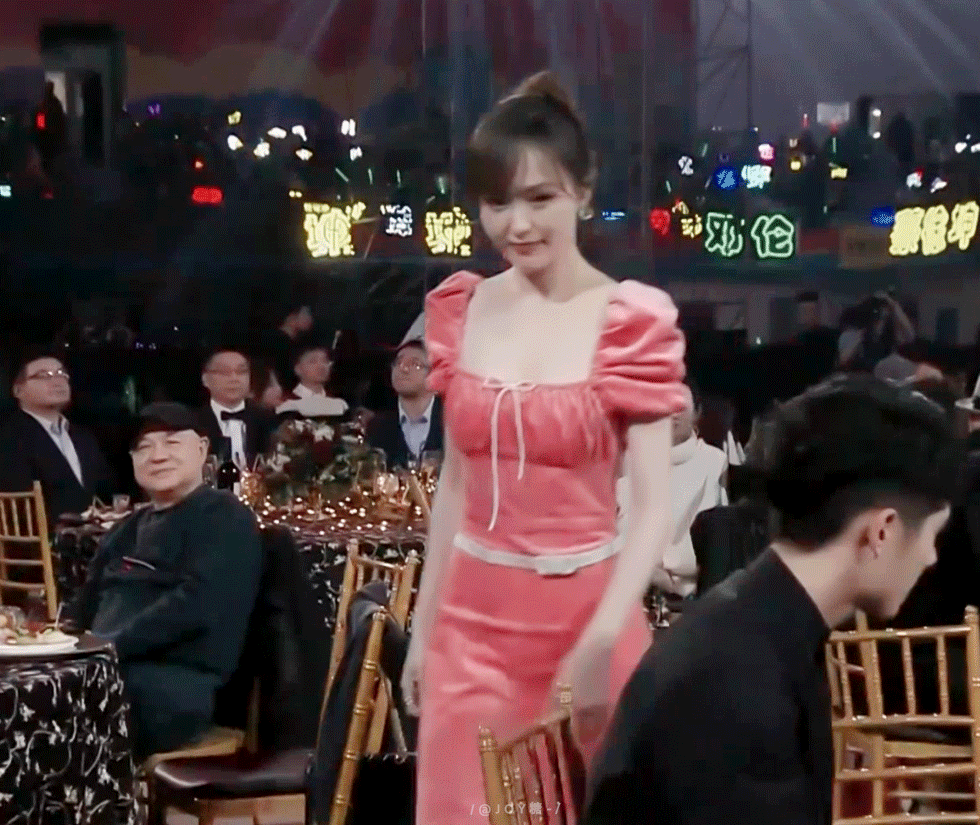 唐嫣浅笑起身动图释出 仪态仙气十足