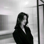 18张高清高冷气质女生黑白头像合集