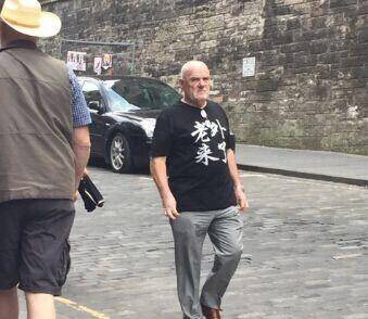 「老外来了，老外走了」这款T恤火了