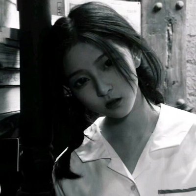 18张高清黑白女生头像合集 质感拉满的氛围感头像