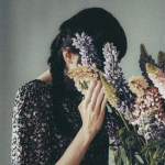 适合当头像的不露脸文艺女生单人图