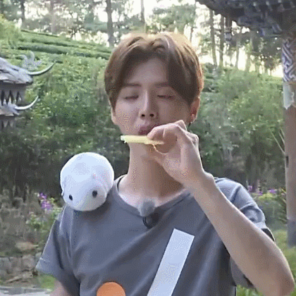 鹿晗：兼具吃货属性与颜值的双料担当