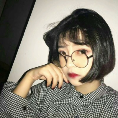 20张高清可爱风圆框眼镜女生头像合集