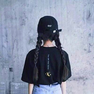 7张氛围感拉满的女生气质背影头像 高清精选