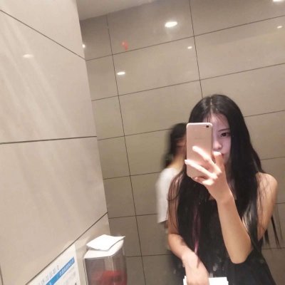 13张高清霸气拿手机女生头像合集