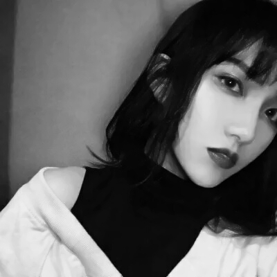 女生黑白高清头像合集 31张好看的黑白女生头像分享