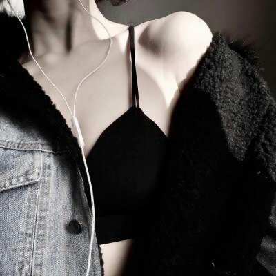 女生露锁骨头像合集 24张带点性感氛围感的女生头像