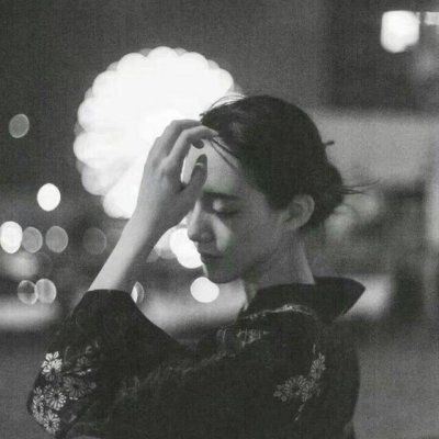 18张高清高冷气质女生黑白头像合集