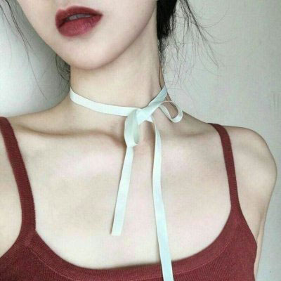 不露脸也能氛围感拉满！18张高清露锁骨女生性感头像合集
