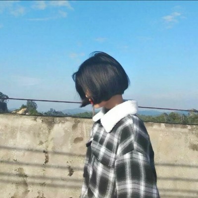 15张简约干净的女生唯美微信头像 高清无水印
