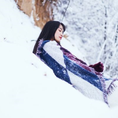 20张冬日氛围感女生头像 穿冬装的冬日美女头像合集