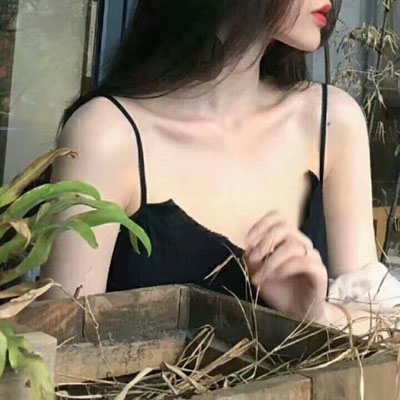 不露脸也能氛围感拉满！18张高清露锁骨女生性感头像合集