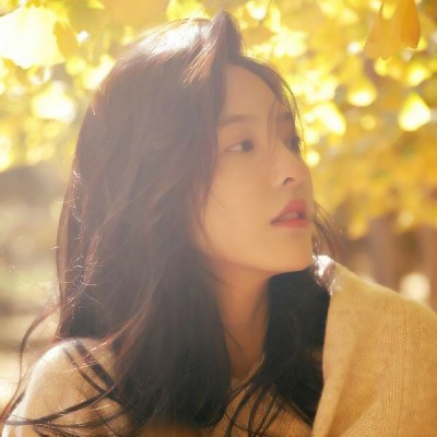 秋日氛围感女生头像来啦！10张高清唯美的秋天意境美女头像合集