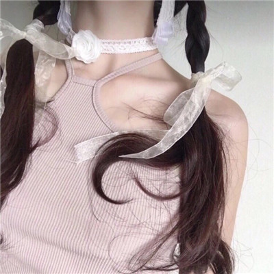 不露脸也能氛围感拉满！18张高清露锁骨女生性感头像合集