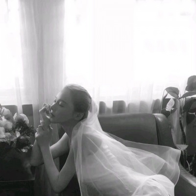 23张高清黑白高冷侧脸女生头像合集