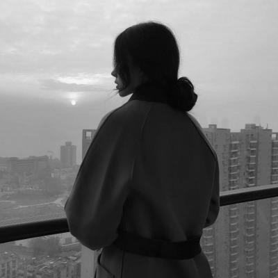 32张高清伤感黑白女生头像 适合当微信头像用